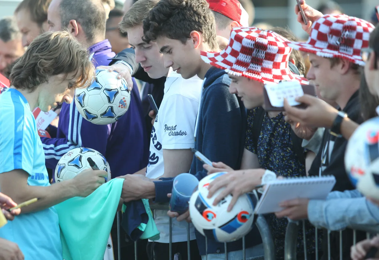 Uoči treninga, Vatreni se družili s navijačima