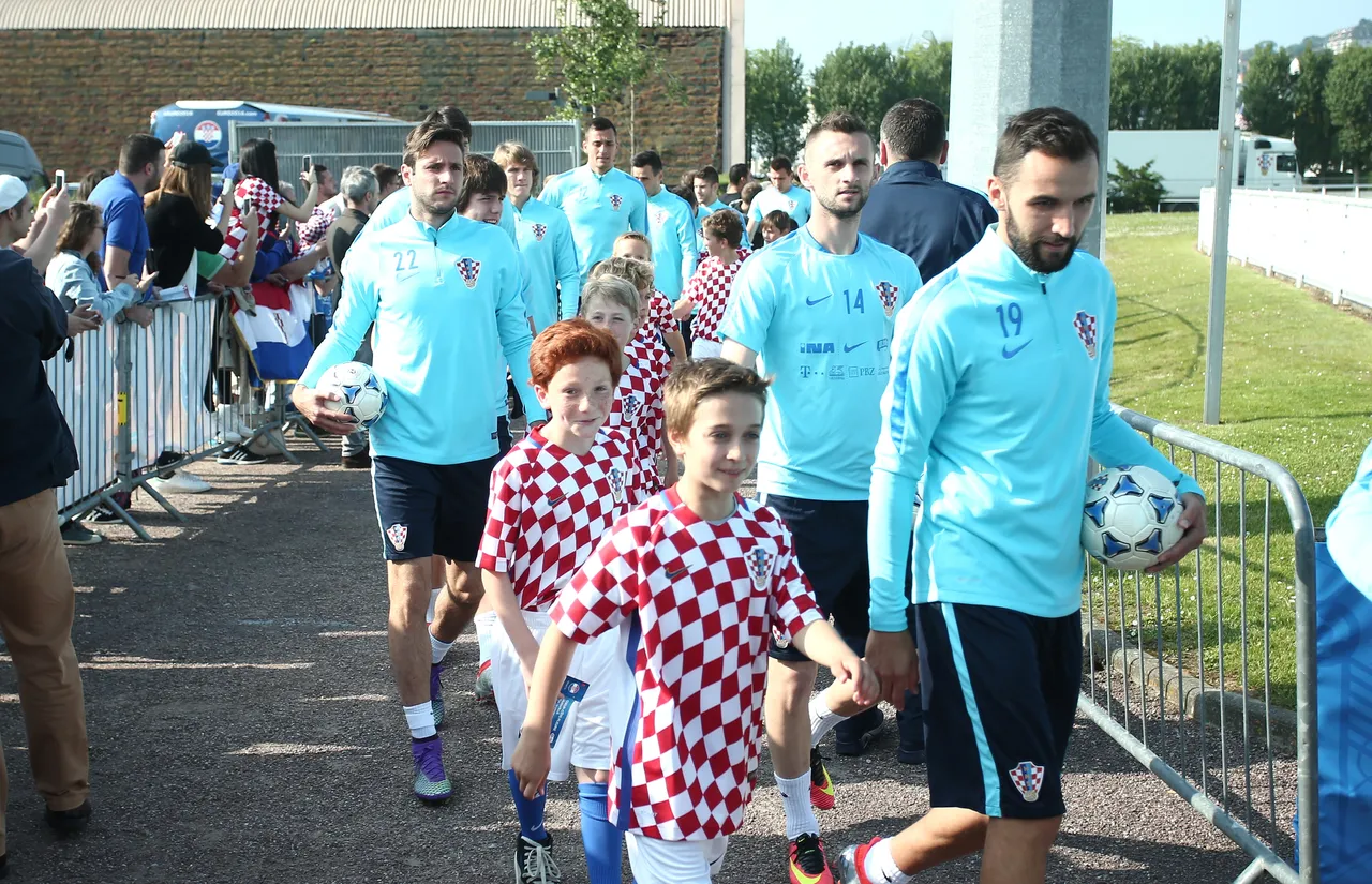 Uoči treninga, Vatreni se družili s navijačima