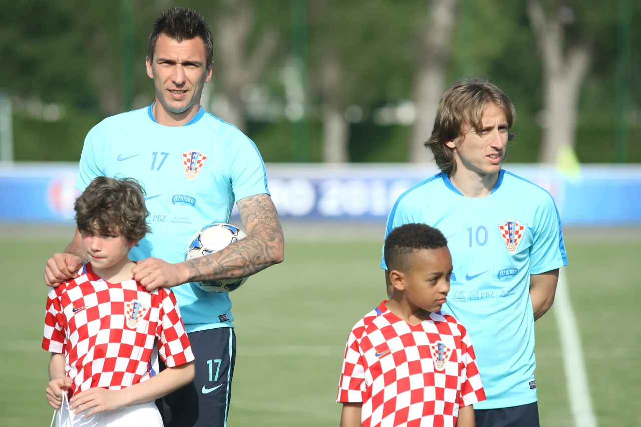 Uoči treninga, Vatreni se družili s navijačima