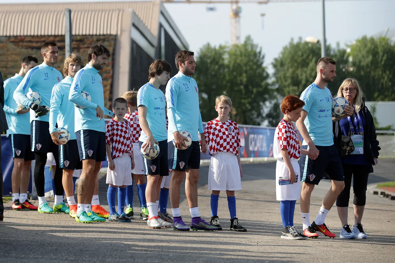 Uoči treninga, Vatreni se družili s navijačima