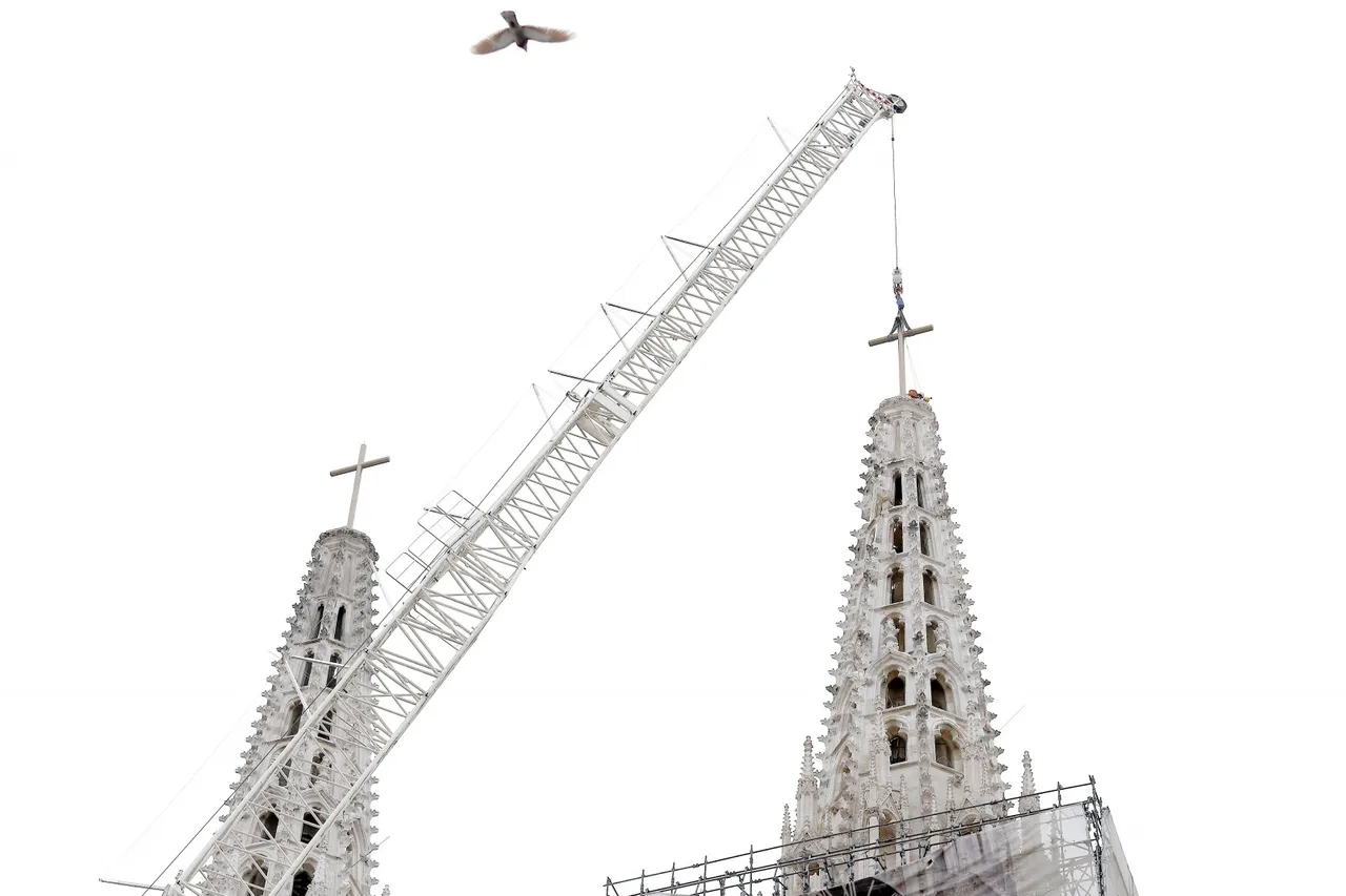 Zagreb: Na južni toranj katedrale rano jutros je postavljen zamjenski križ