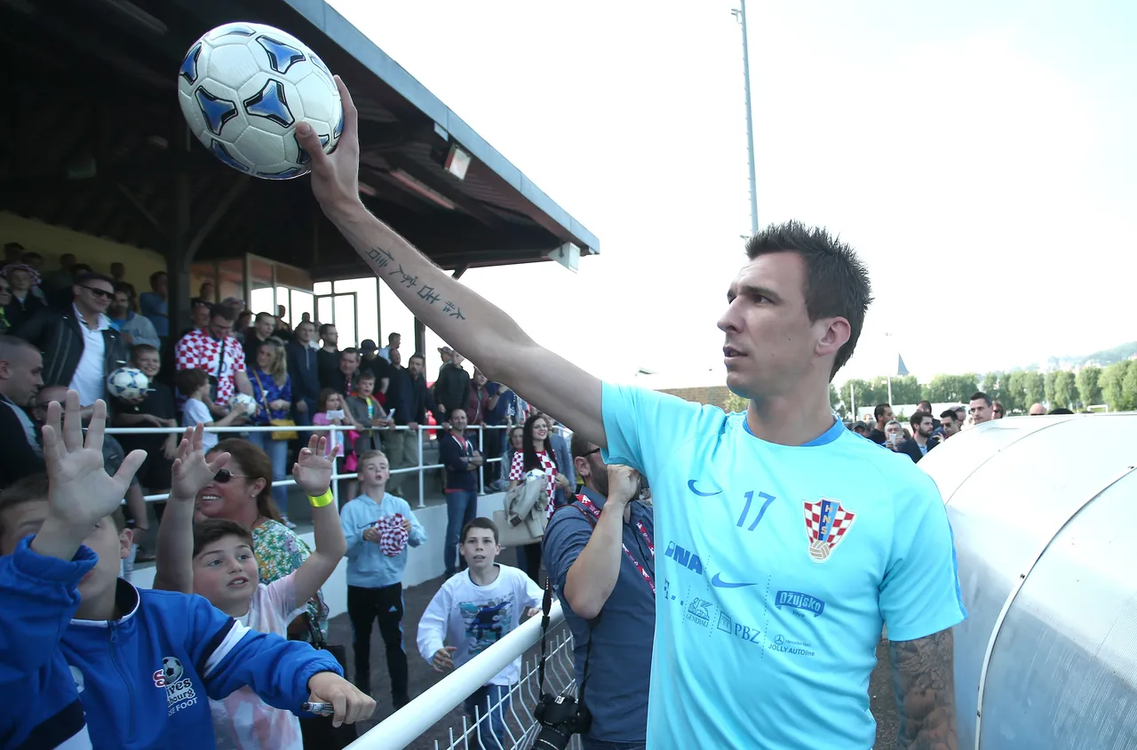 Uoči treninga, Vatreni se družili s navijačima