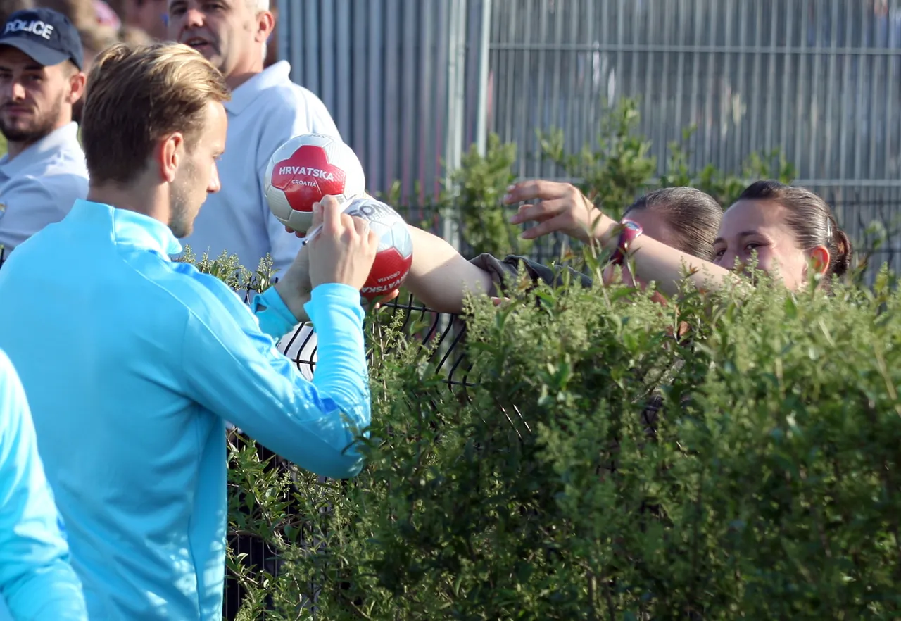 Uoči treninga, Vatreni se družili s navijačima