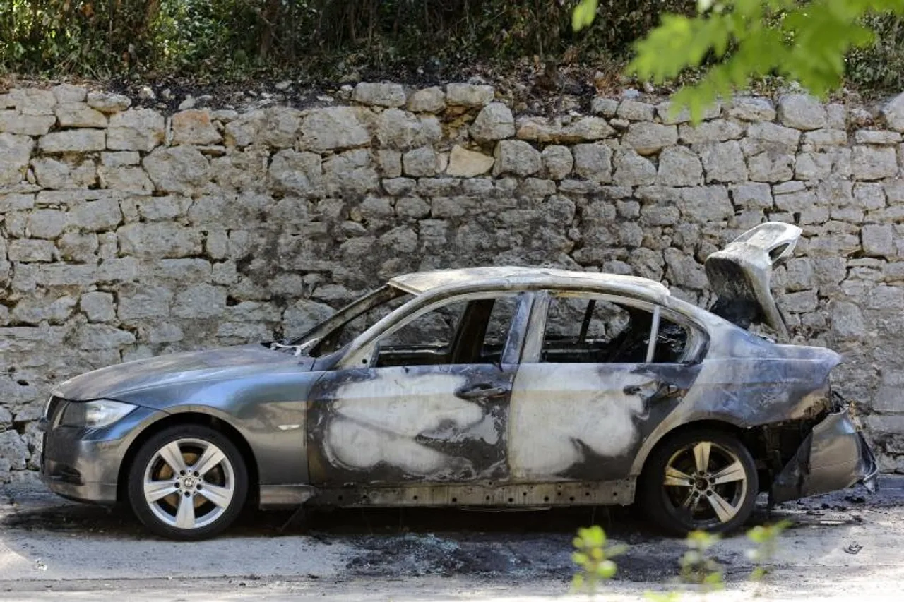 Navijačima Levskog zapaljen BMW, Bugarin ozlijeđen