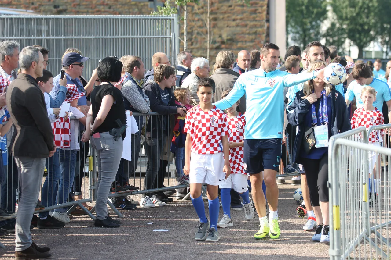 Uoči treninga, Vatreni se družili s navijačima