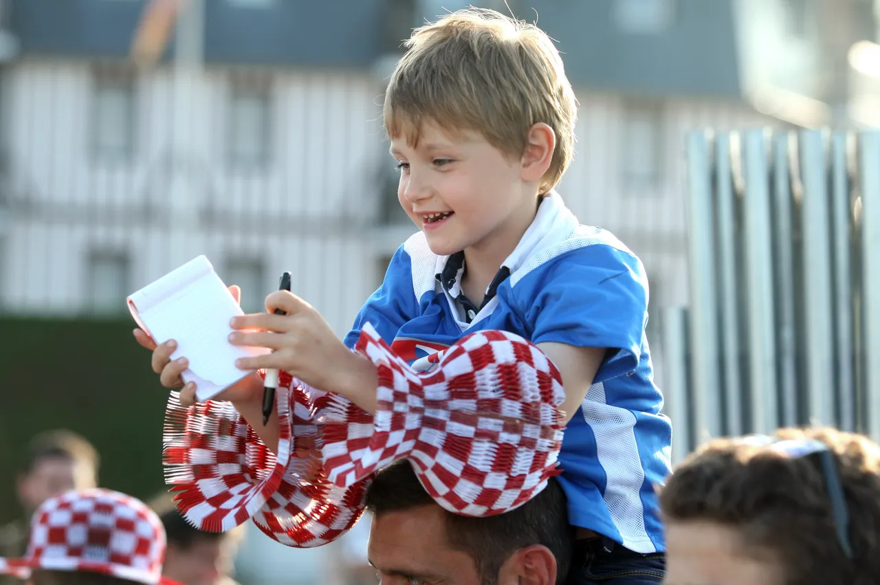 Uoči treninga, Vatreni se družili s navijačima