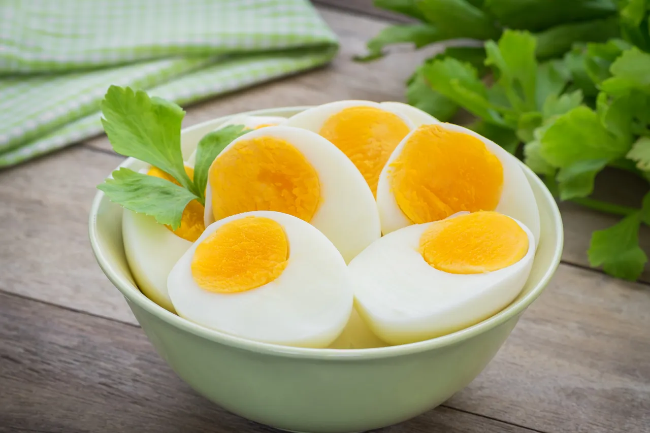 Jaja - neorganska jaja su puna hormona, antibiotika i pesticida mogu dovesti do upala u tijelu koje uzrokuju akne