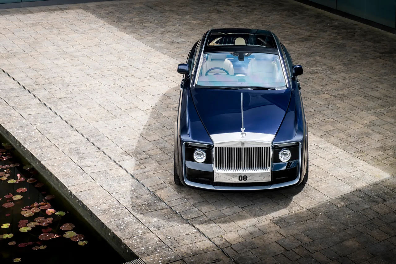 p90261370_highres_rolls-royce-sweptail1