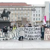 Molitelji klečali ispod zastava duginih boja na Trgu bana Jelačića. Stigli i protuprosvjednici