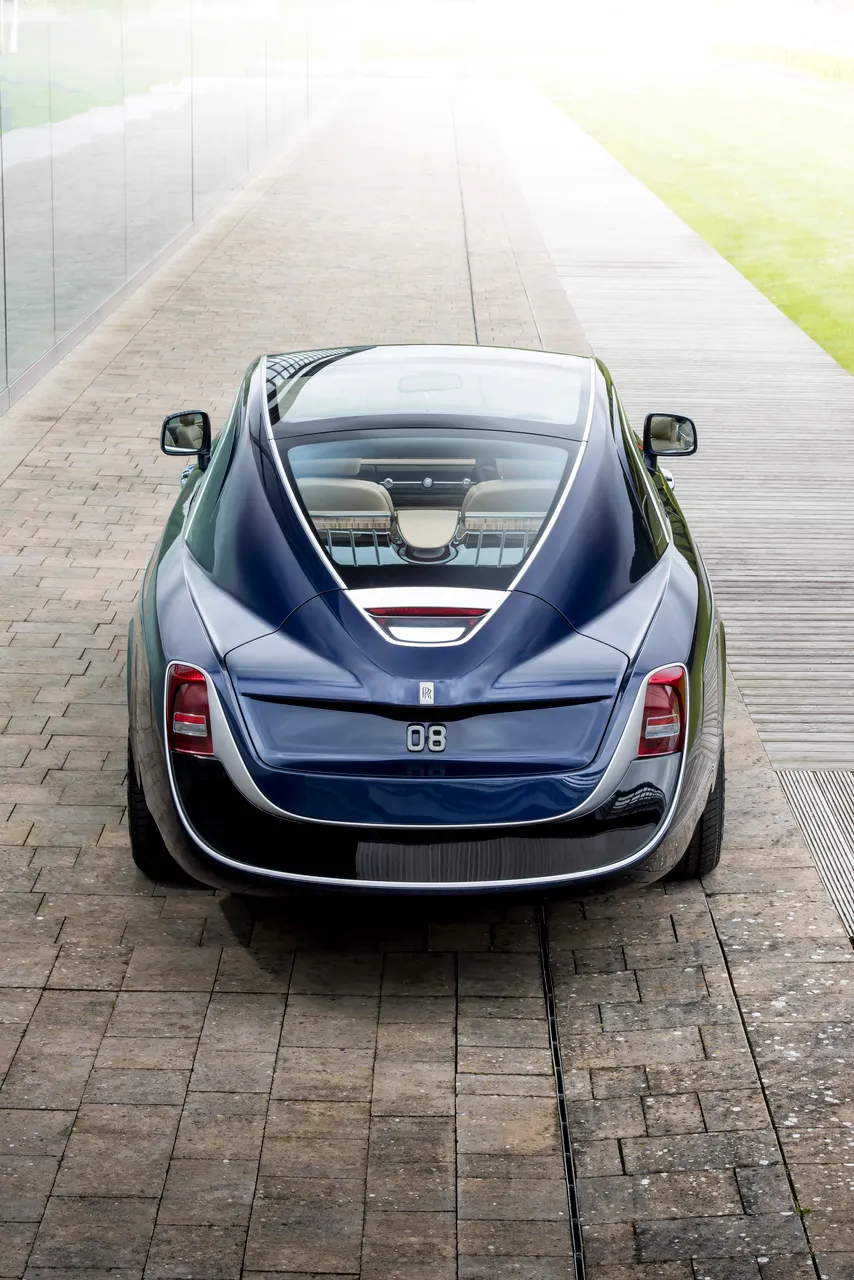 p90261369_highres_rolls-royce-sweptail1