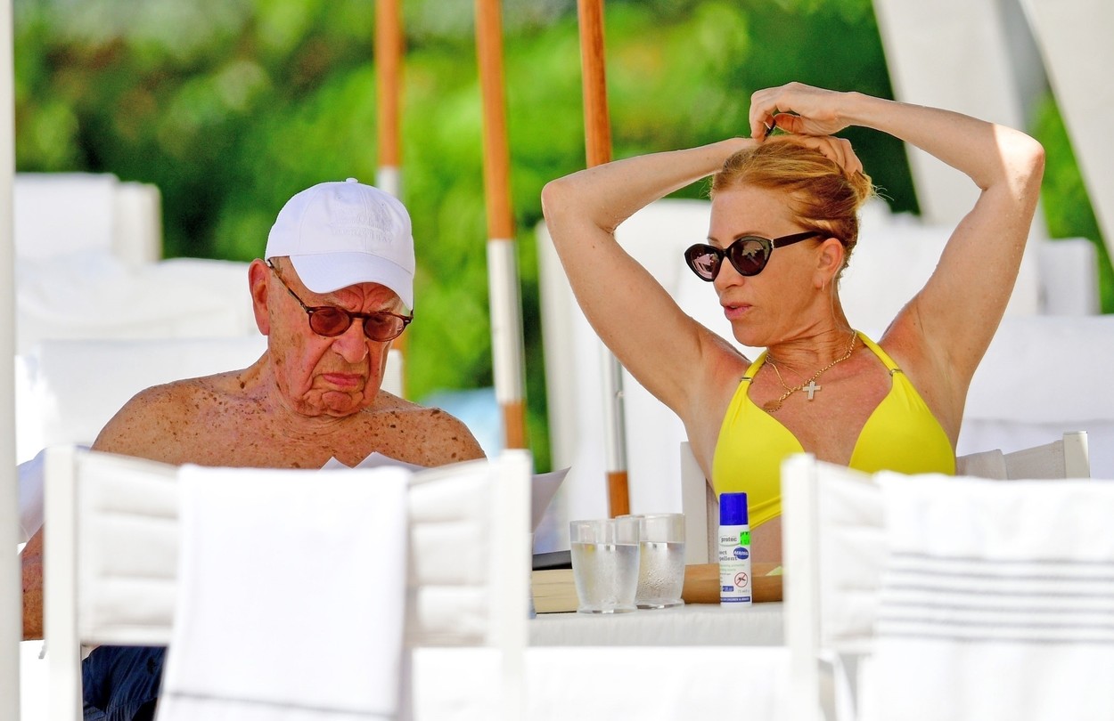 Rupert Murdoch u 91. ponovno ljubi: Milijarder je uhvaćen kako se brčka na plaži s 25 godina mlađom