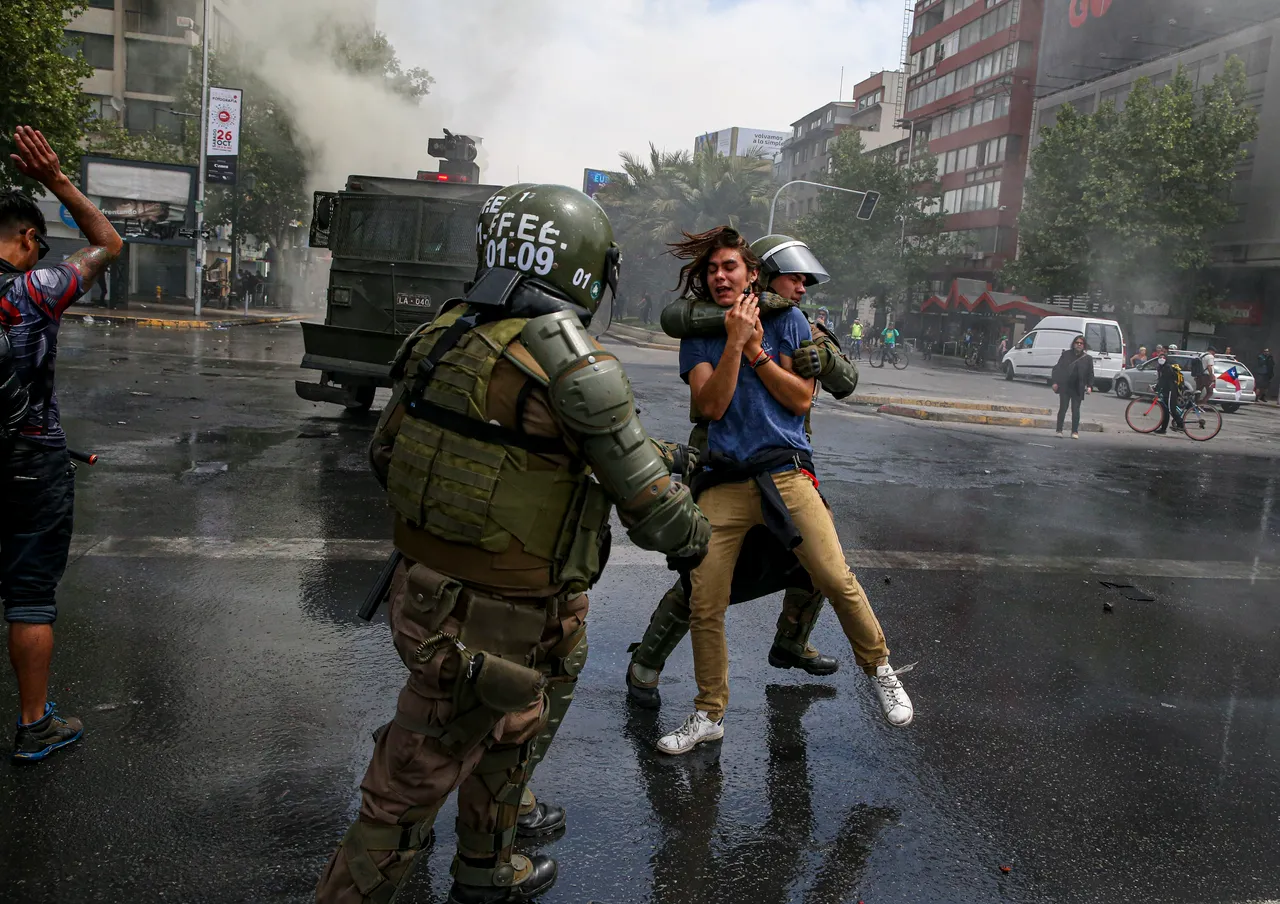 Kaos na ulicama Čilea! Tri osobe izgubile život u požaru izazvanom tijekom prosvjeda, Vlada popustila