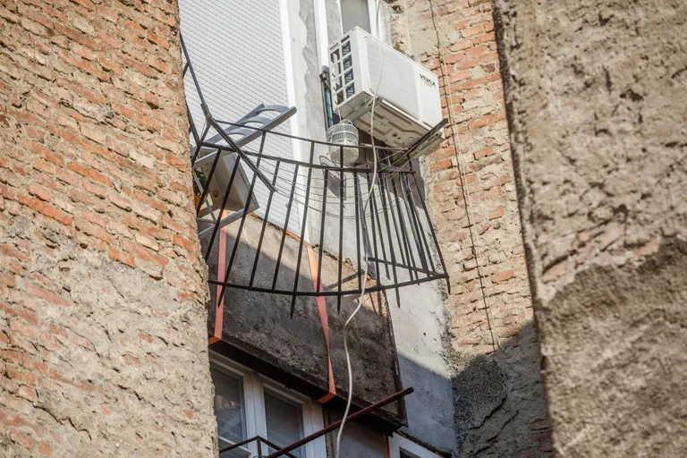 Urušeni balkon stambene zgrade u Ulici Republike Austrije, jedna je osoba lakše ozlijeđena