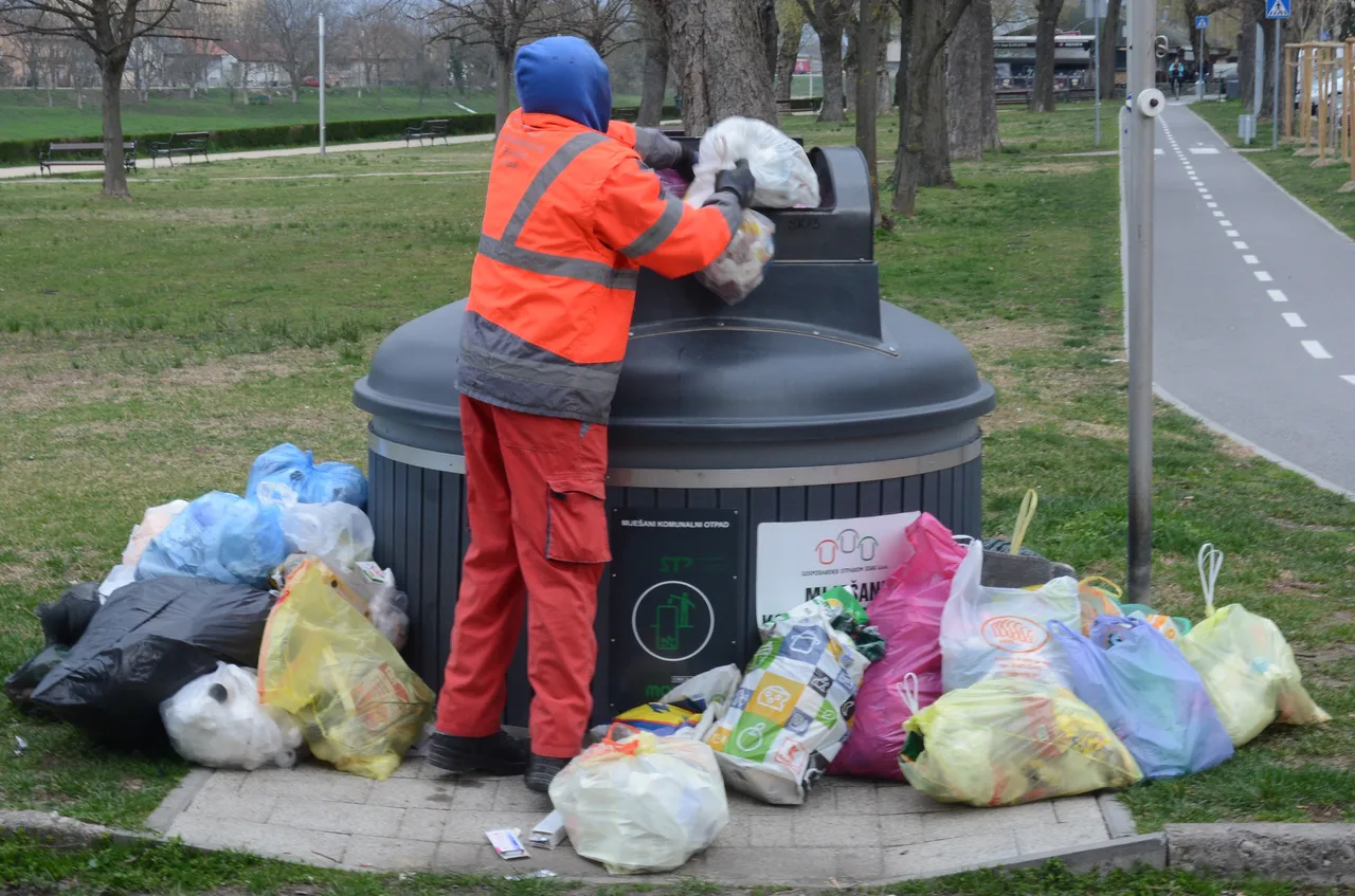 U Sisku muku muče sa smećem: Neodgovorni građani nepažljivo odlažu otpad u podzemni spremnik