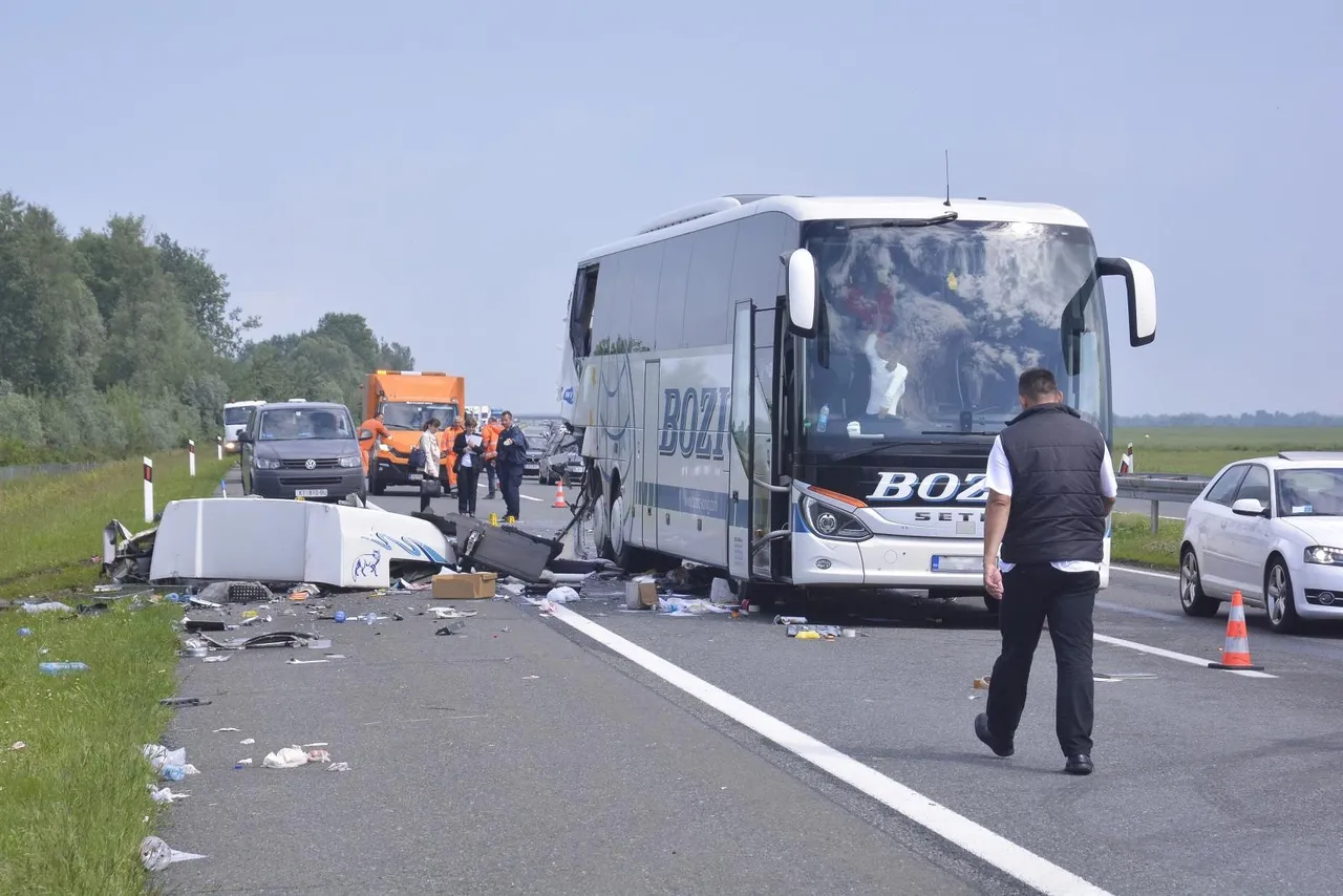 FOTO Jedna osoba poginula, 10-ak ih ozlijeđeno u žestokom sudaru autobusa i kamiona