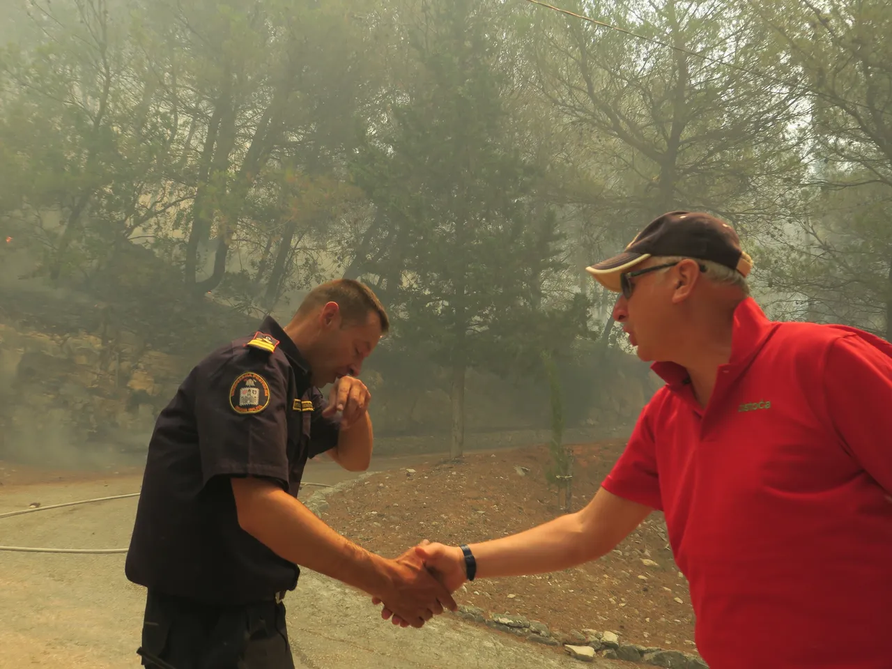 Opara posjetio hrabre vatrogasce i pomogao im na požarištu Donje Stino