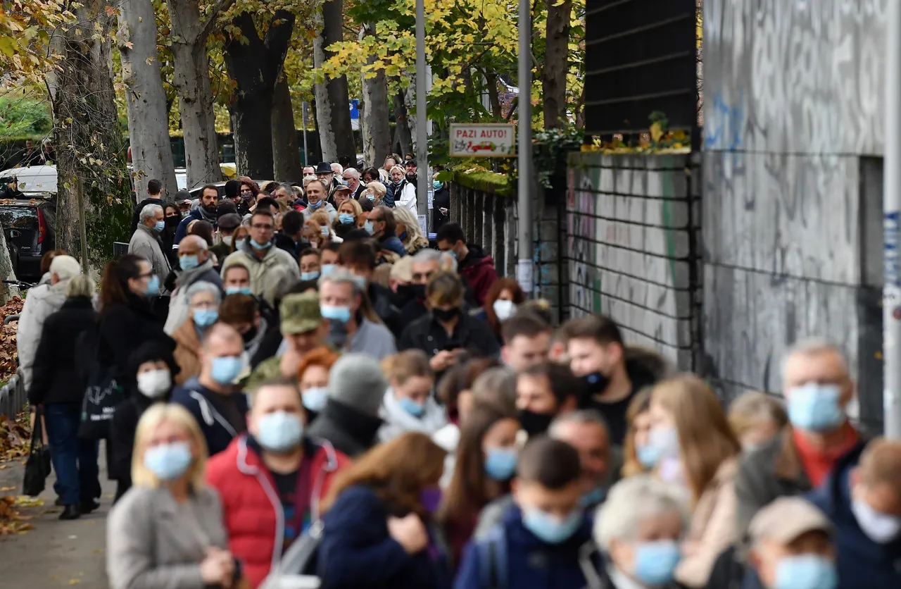 Gužve ispred Doma zdravlja u Runjaninovoj zbog cijepljenje protiv koronavirusa