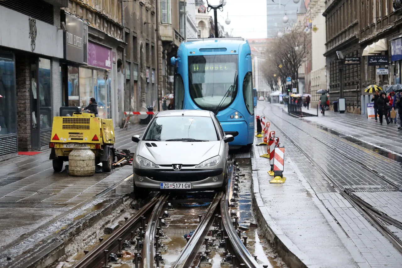 Nastala gužva: Neoprezni vozač zaglavio na tramvajskim tračnicama u Jurišićevoj