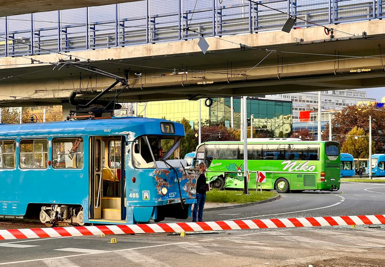 Jedna osoba poginula u sudaru tramvaja i autobusa u Zagrebu