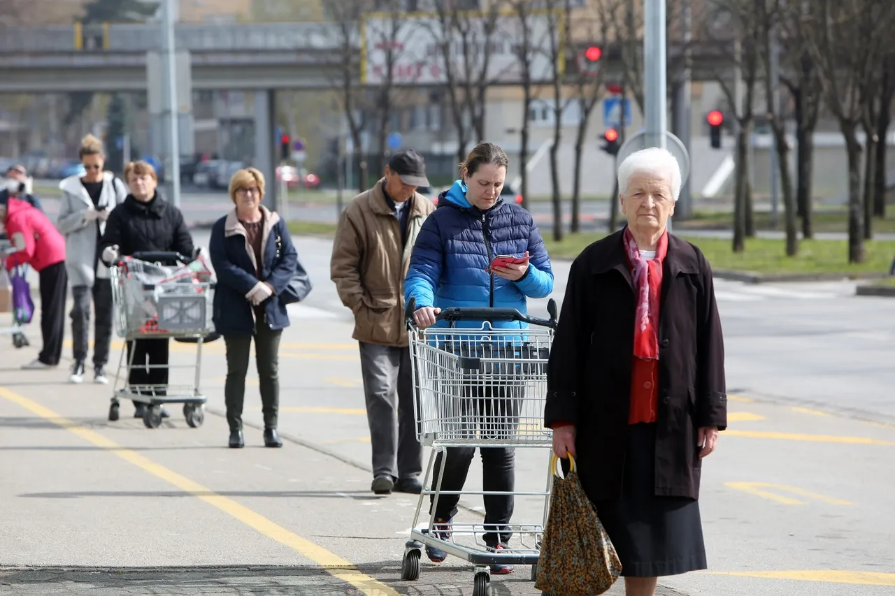 Zbog epidemije koronavirusa u trgovačke centre puštaju određeni broj kupaca zbog čega građani čekaju vani u redovima.