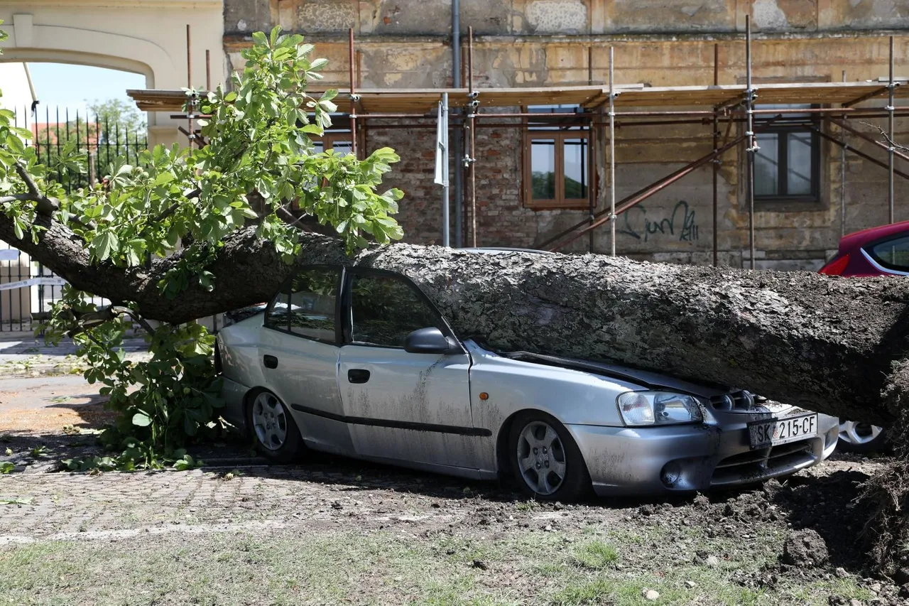 Sisak Posljedice nevremena u Rimskoj ulici (7).jpg