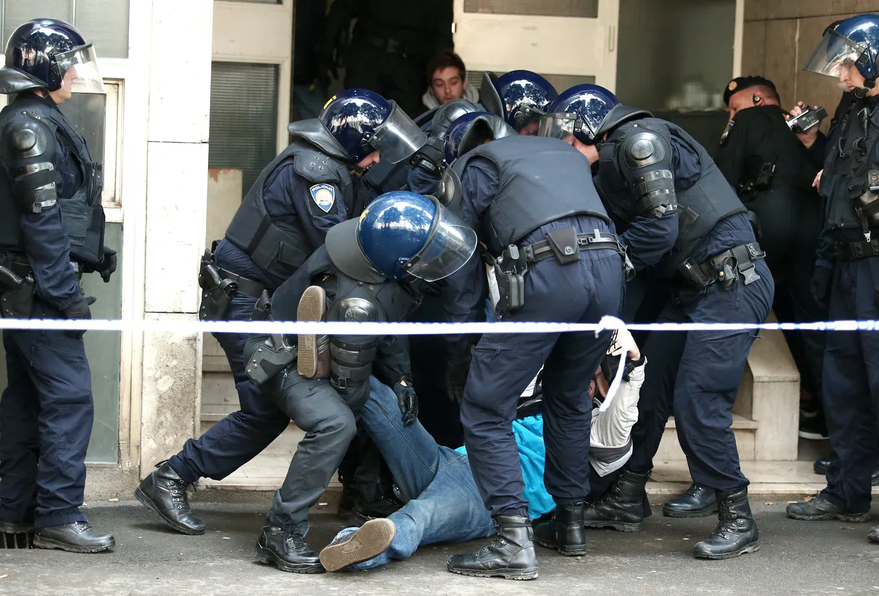 Policija privela aktiviste na pokušaju deložacije obitelji Dukić
