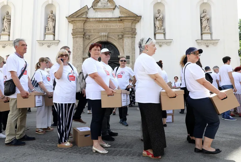 Zagreb: Predaja sakupljenih potpisa Referendumske inicijative “67 je previše” Hrvatskom saboru