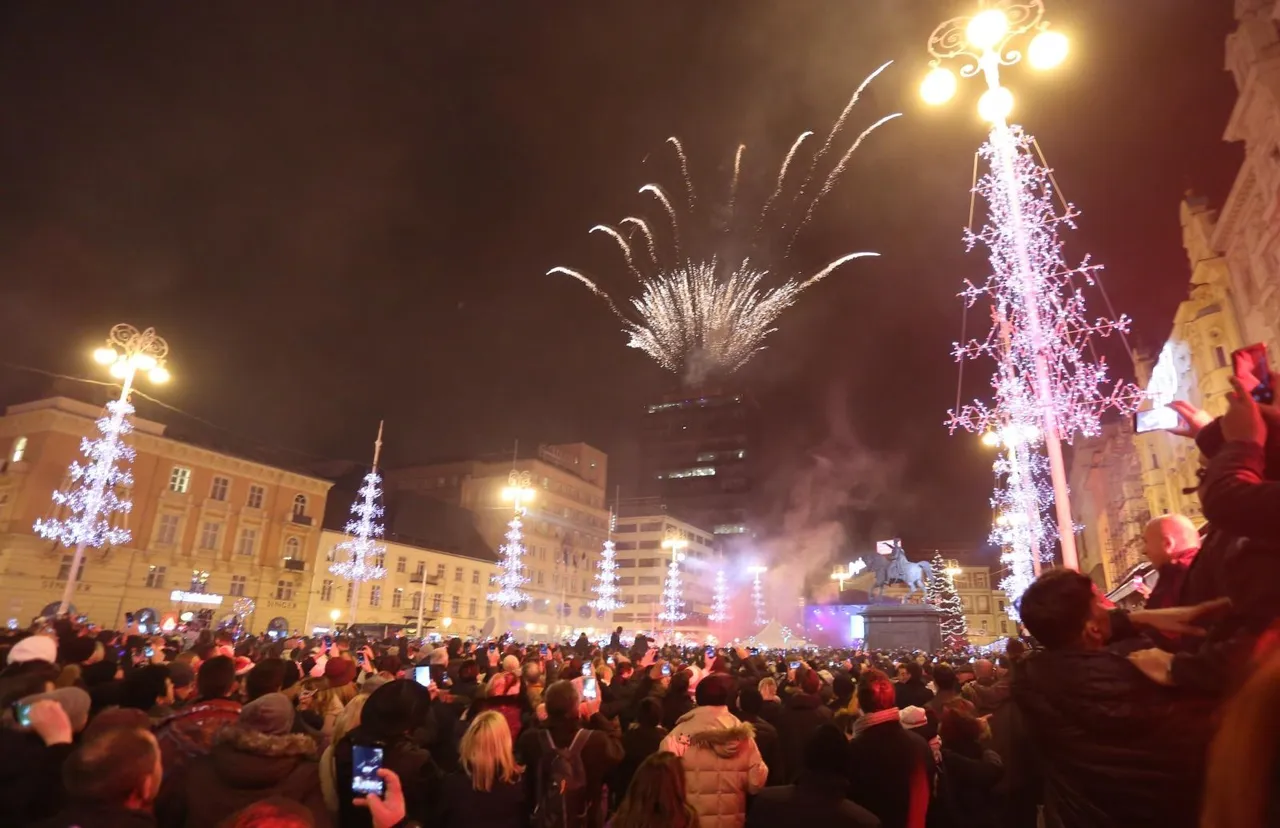 Zagrepčani u dobrom raspoloženju dočekali 2018. godinu na Trgu bana Jelačića