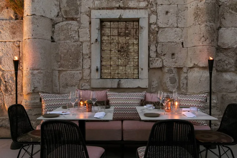 Splitska gastro scena obogaćena je novim restoranom ZOI, smještenim na rivi, na južnom zidu Dioklecijanove palače, kod lokacije nekadašnjih Carevih odaja. Okruženje je to staro 1700 godina, u kojem se stapaju povijest, strast i hrana