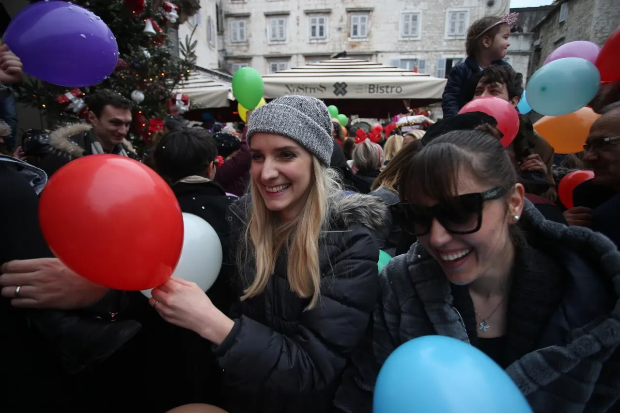 Split: Tisuće građana okupilo se na Pjaci kako bi u 15 sati dočekalo Novu godinu