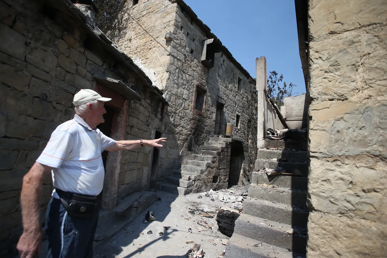 Žrnovnica: Potreseni barba Branko obišao uništene kuće koje su izgrađene davne 1222. godine