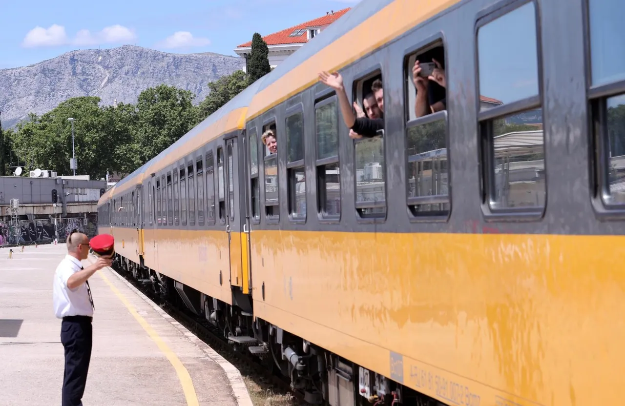 Turisti stigli vlakom u Split