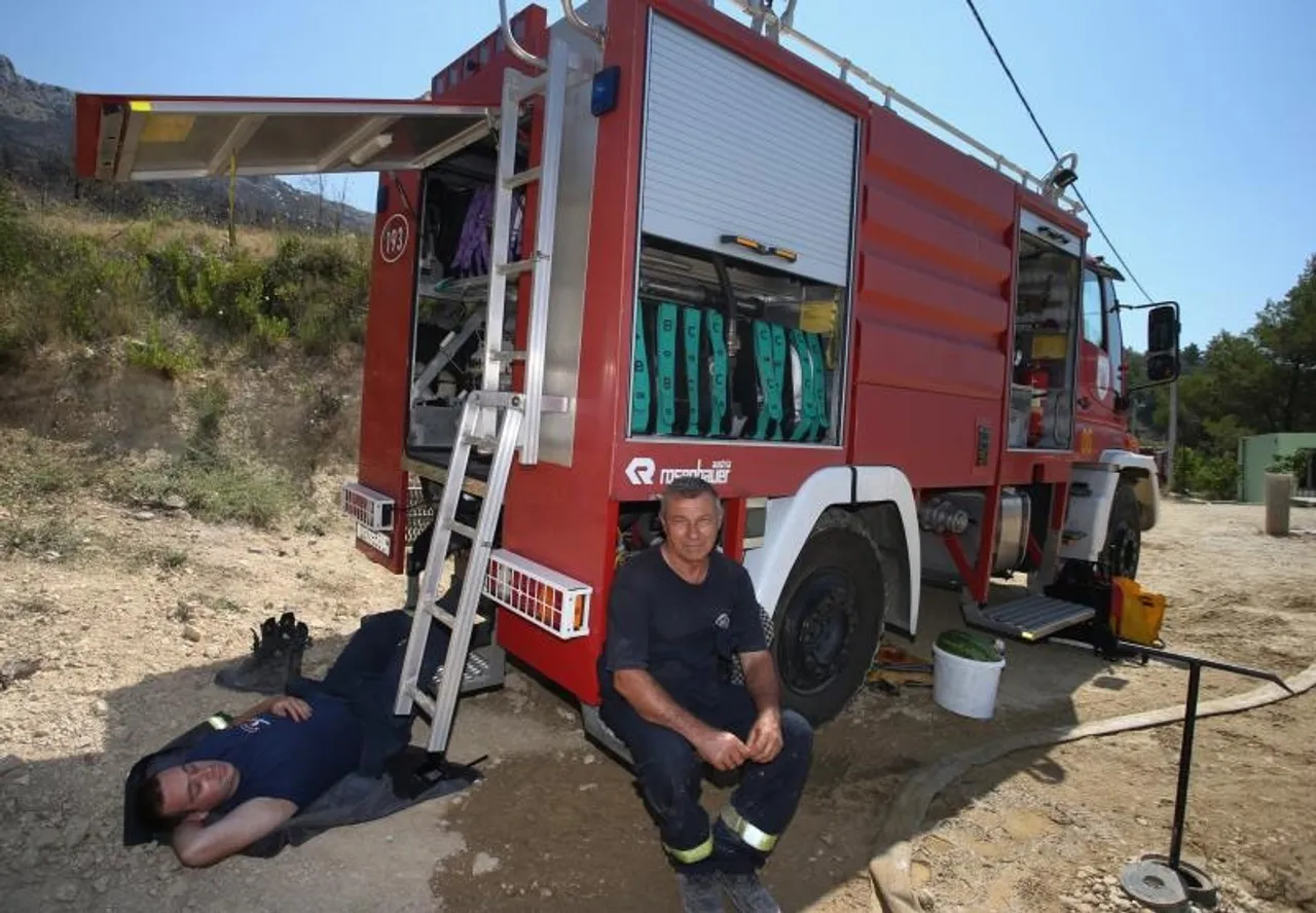 Vatrogasci iz cijele Hrvatske dežuraju na požarištima držeći situaciju pod kontrolom