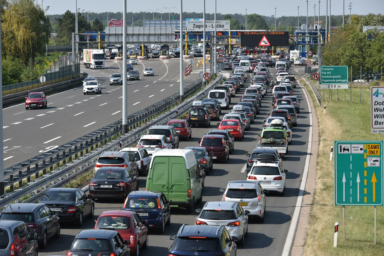 Gužva na naplatnoj postaji Lučko zbog masovnog odlaska turista na Jadransku obalu