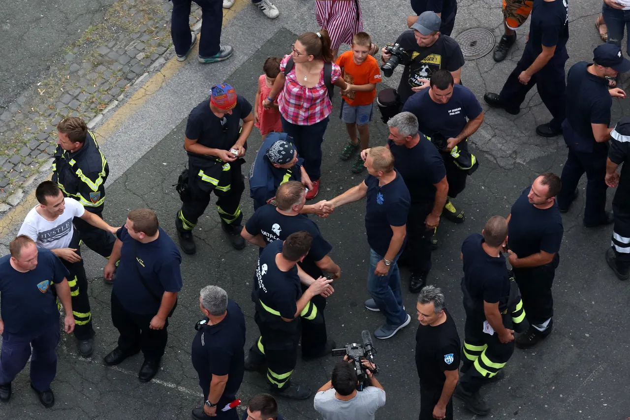 U sjedištu u Savskoj dočekano stotinjak vatrogasaca koji su pomagali kolegama u Splitu