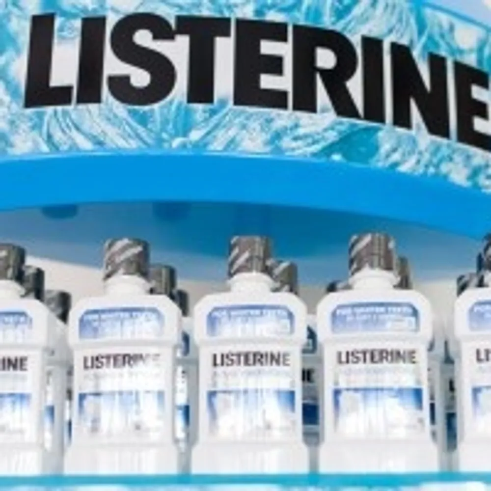 Poklanjamo vam LISTERINE® Advanced White vodicu za ispiranje usta