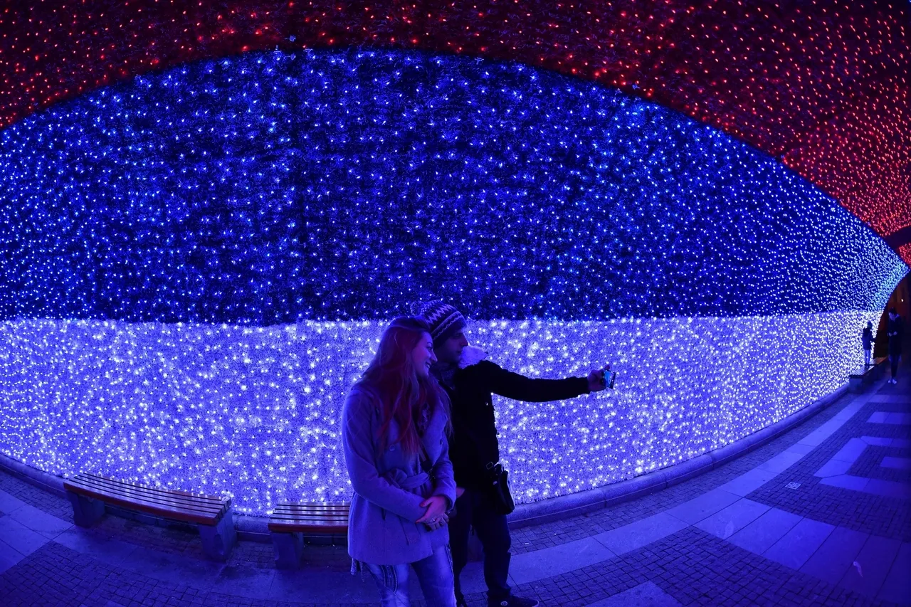 U Beogradu na gradskim ulicama upaljena novogodišnja rasvjeta