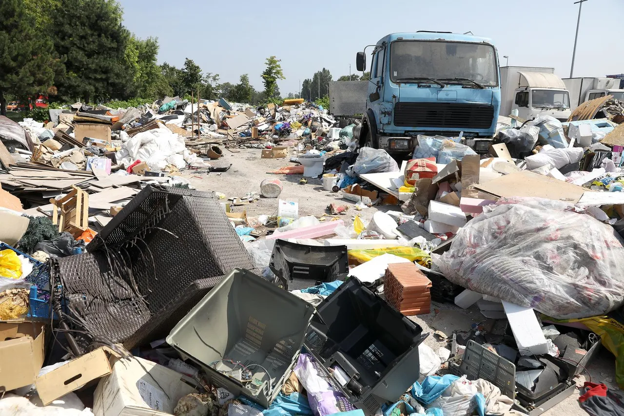 smeće na parkiralištu Zelene tržnice