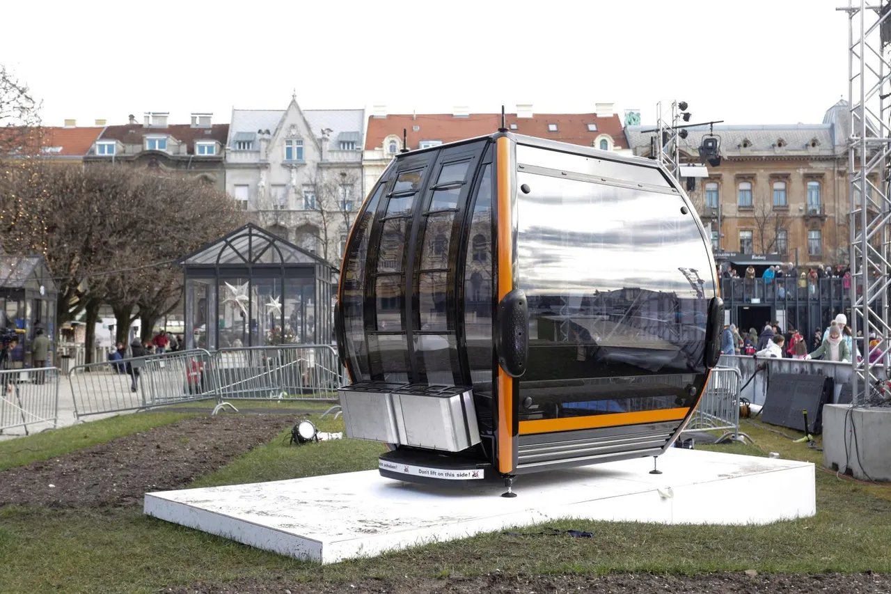 Na Trgu kralja Tomislava postavljena gondola buduće sljemenske žičare