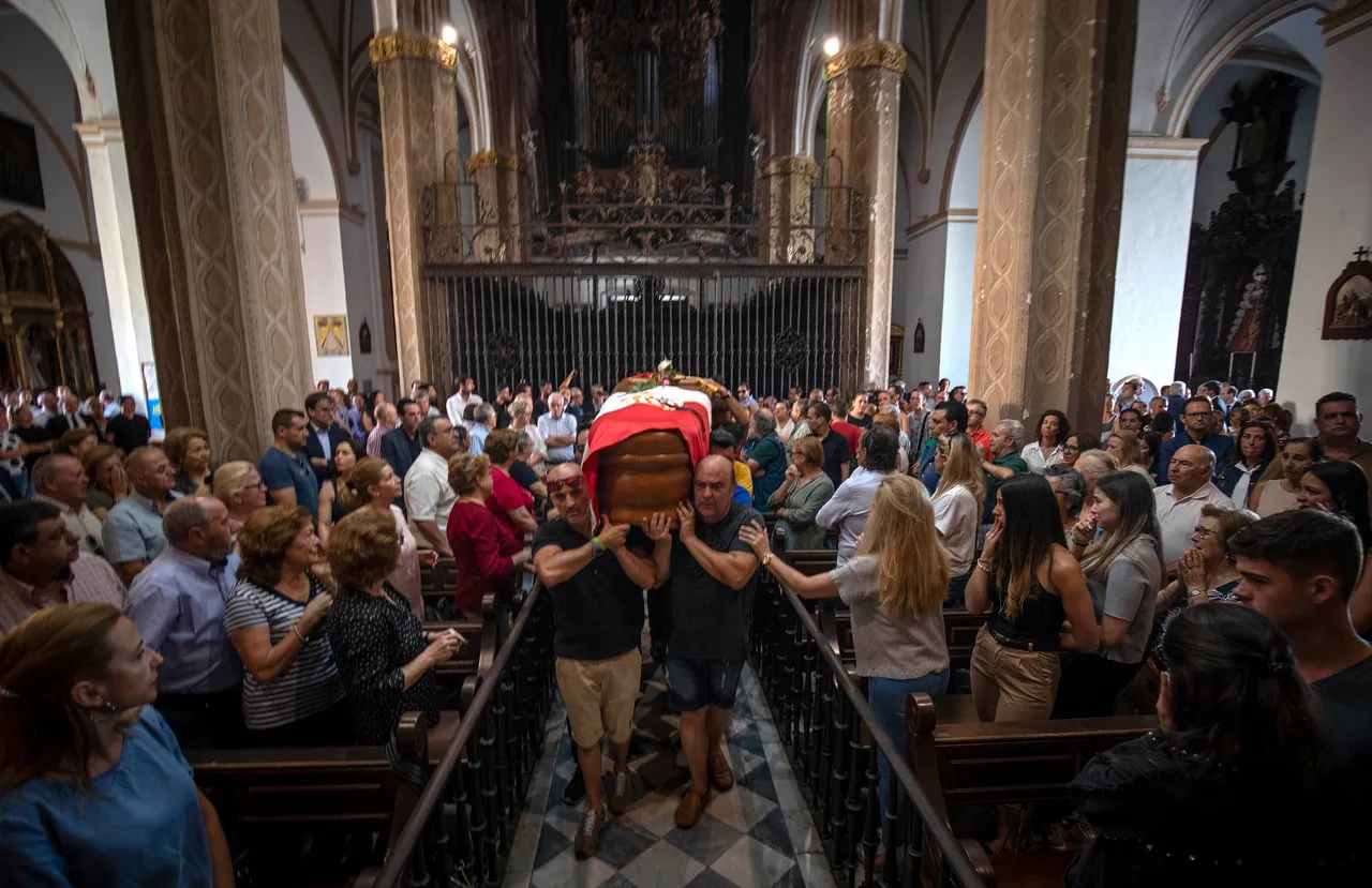 Reyes pokopan: Oca mu pridržavali da ne padne, poruka njegovih kćeri parala je srca