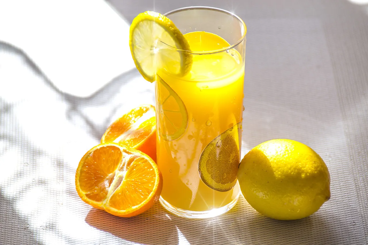 Čaša soka od naranče i limuna odličan je početak dana