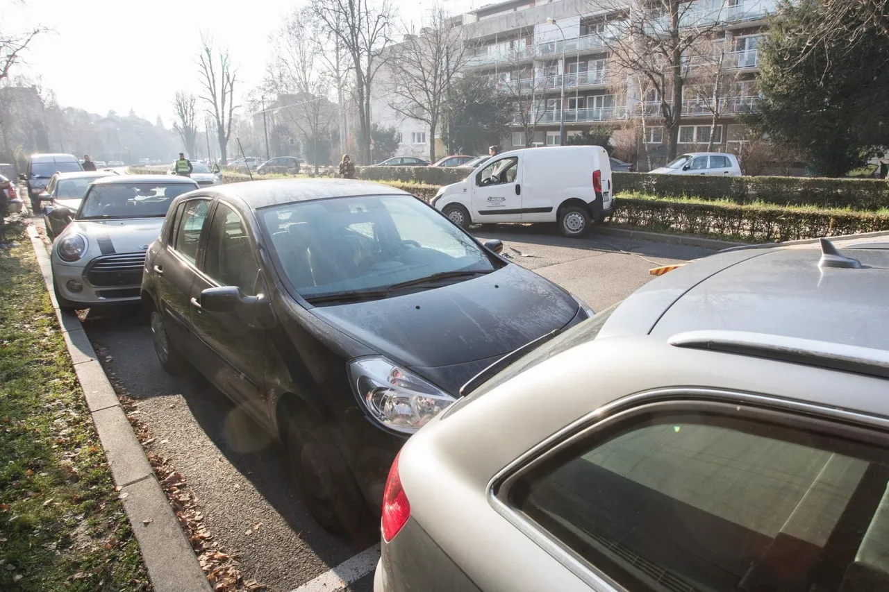 Zagreb: U prometnoj nesreći u ulici Medveščak jedan automobil završio na boku