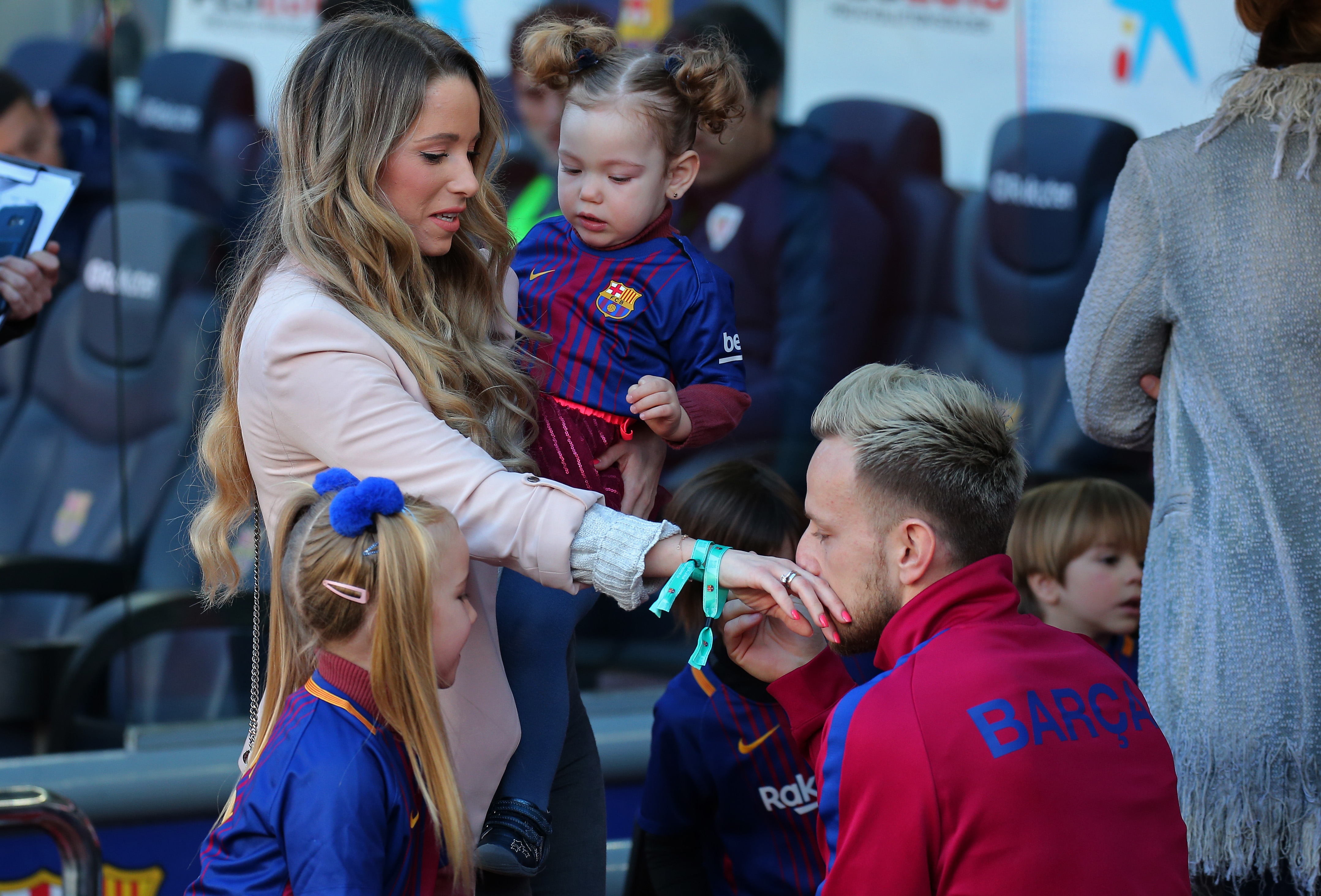Raquel I Rakitic Zamaskirali Kcerkice Od Glave Do Pete