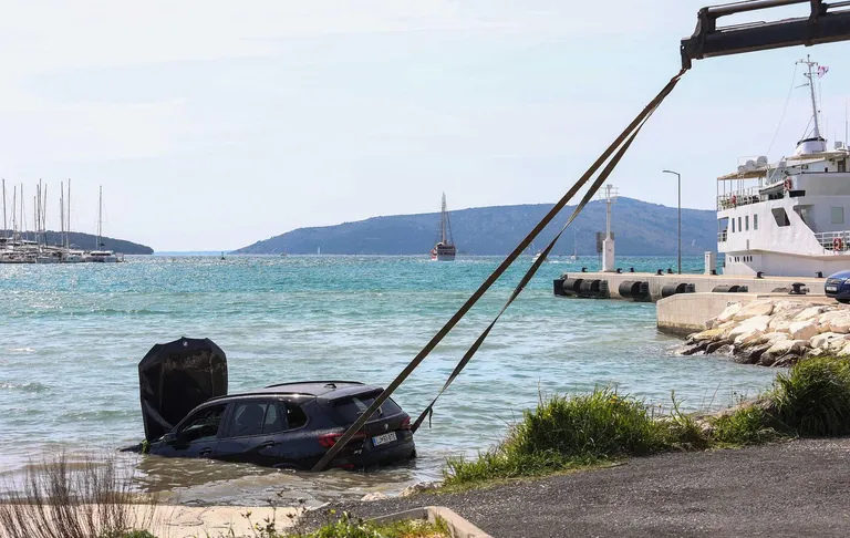 BMW i teretno vozilo upali u more: Pogledajte kako je izgledalo izvlačenje u trajektnom pristaništu