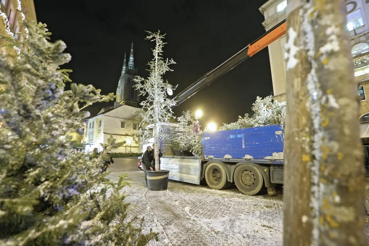 Utihnuo adventski ugođaj: počela je demontaža i uklanjanje kućica