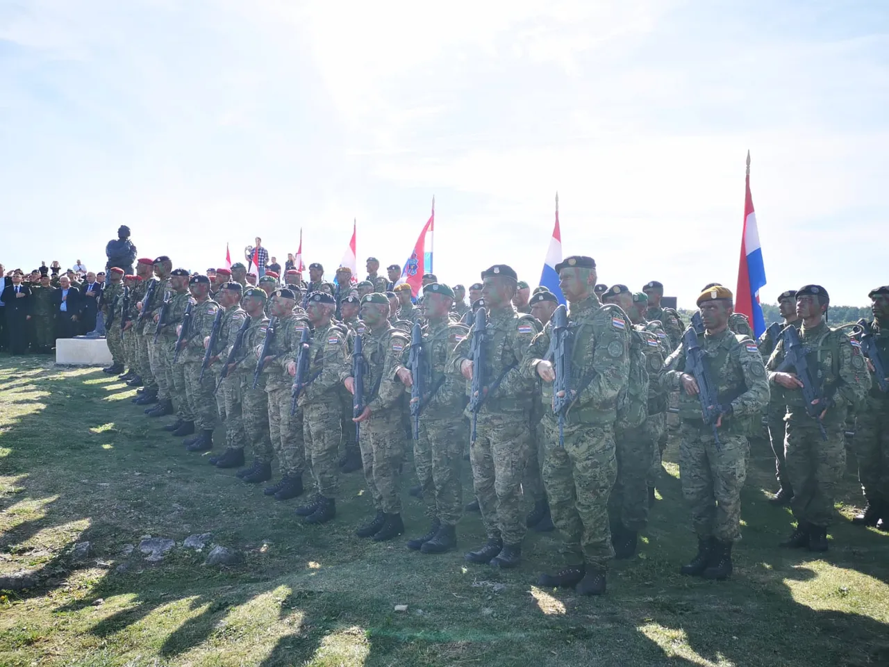 Uspjeh prvog naraštaja: 43 novih vođa Hrvatske vojske uspješno završilo šestotjednu zahtjevnu obuku