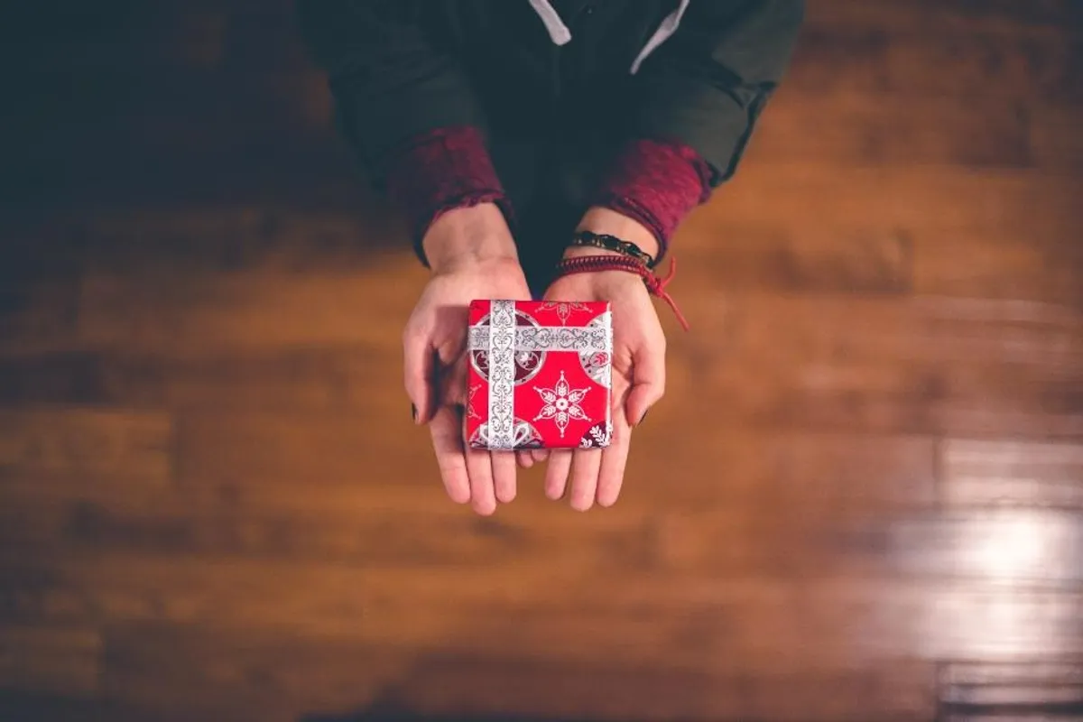 Psihologija darivanja: Zašto smo sretniji kada dajemo, nego kada primamo?