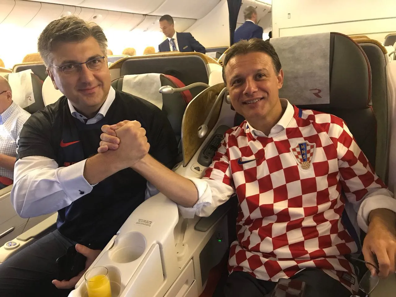 Andrej Plenković i Gordan Jandroković 'u zraku' i dobrom raspoloženju s navijačima