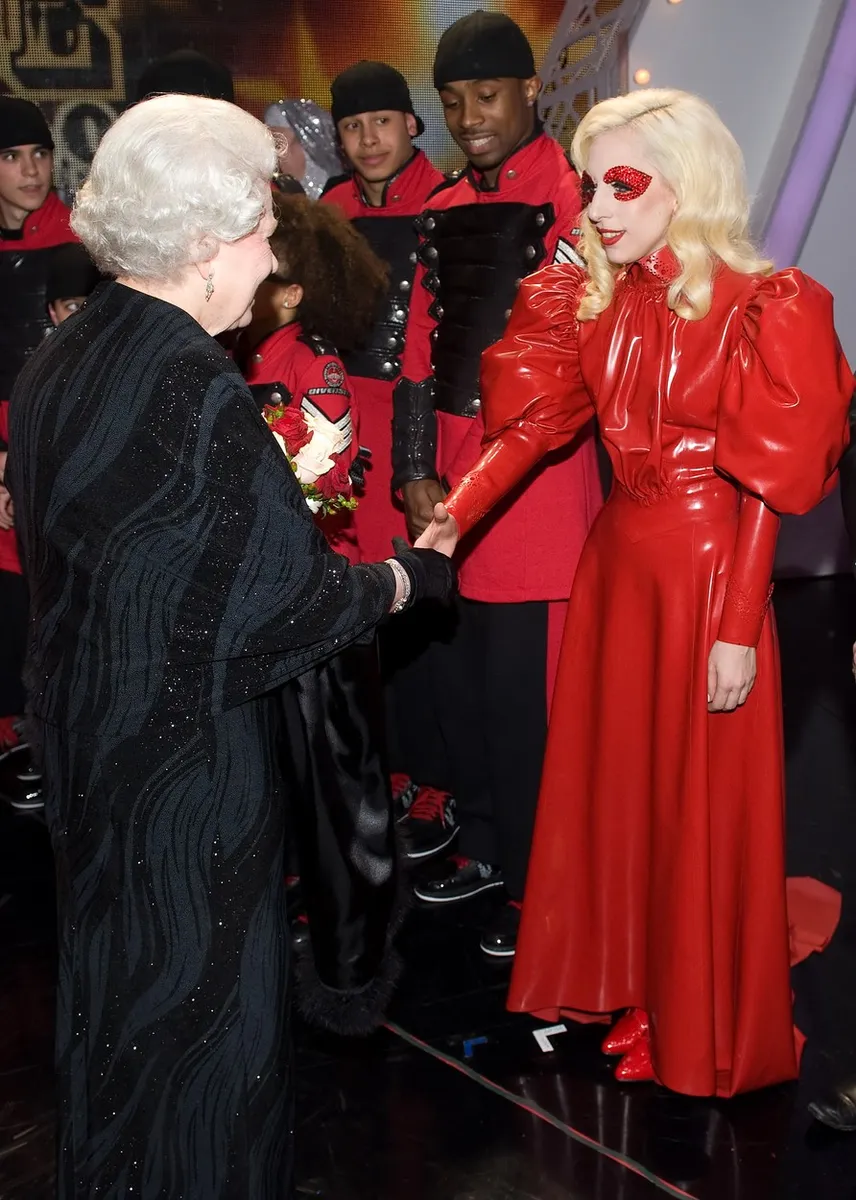 Kraljica Elizabeta i Lady GaGa 