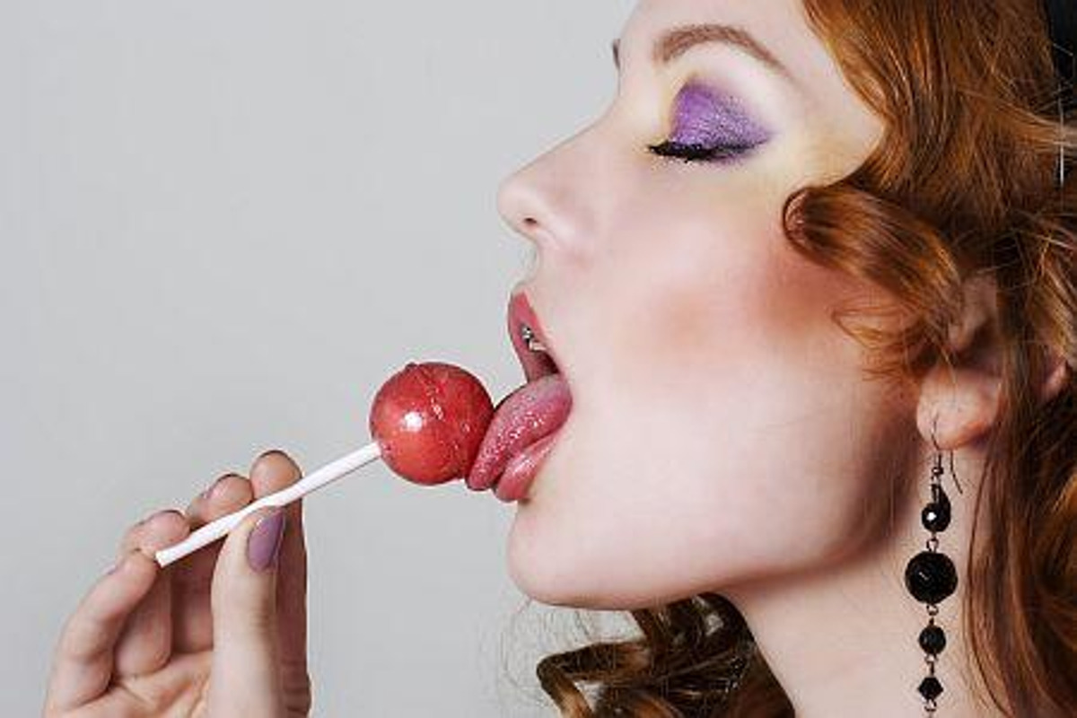 Oralni seks dugine boje igra šminka